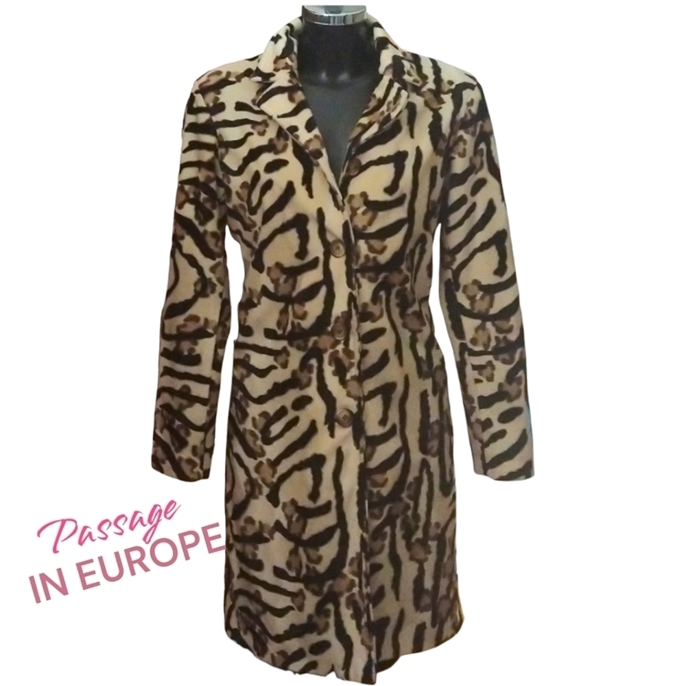 PASSAGE IN EUROPE SIZE M/L SHORT HAIR FAUX FUR LONG COAT EUC